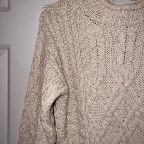 Aritzia Crop Sweater - Picture 4 of 4